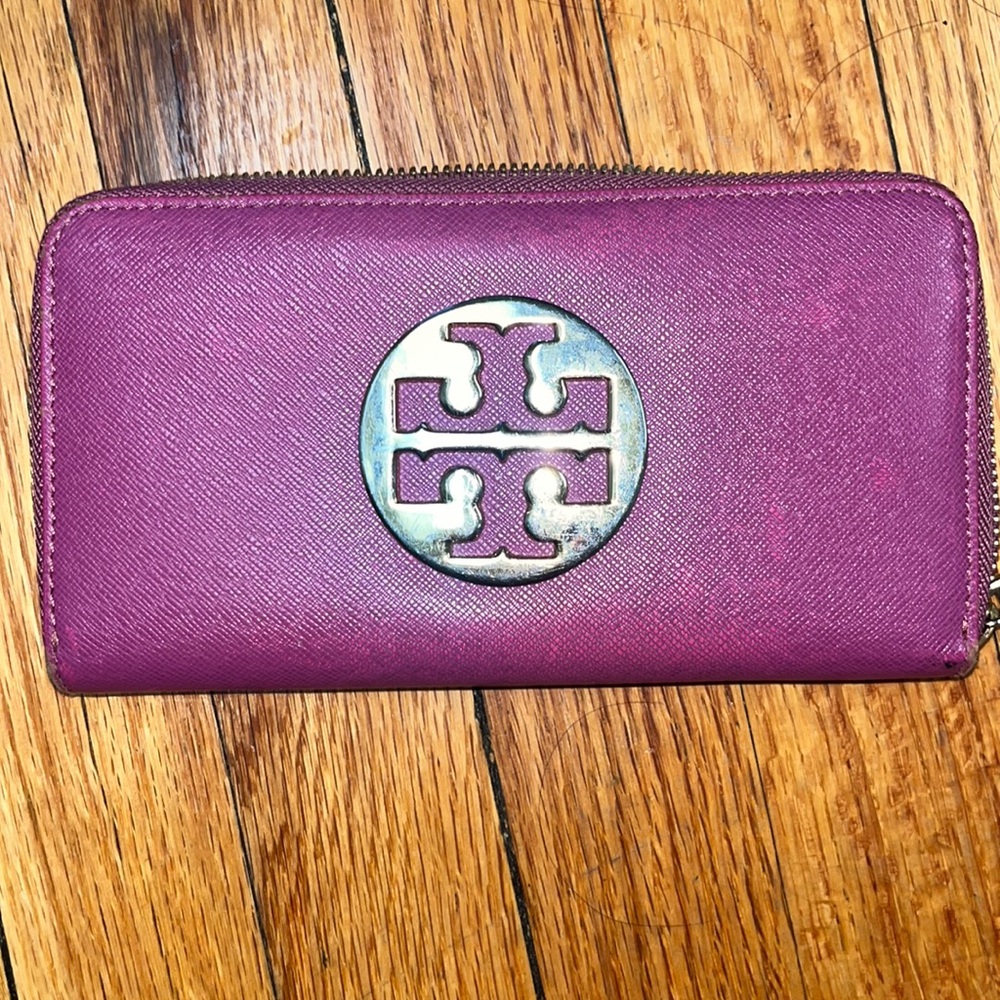 Tory Burch Zip around wallet in Fusia color